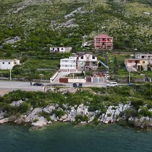 Gasthuis Lakefront House, Široka